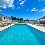 Vitassi Вилла Пула